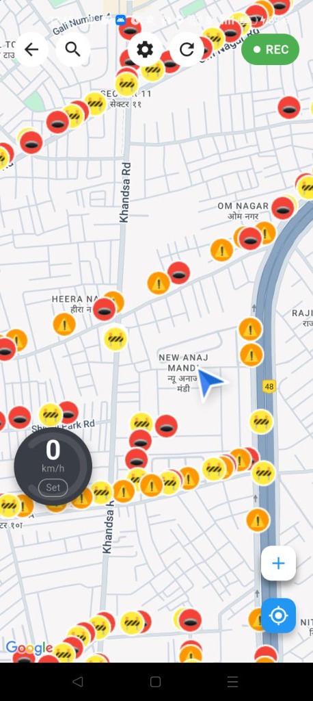 IndiaRoad Map live navigation screen with route line, traffic overlay, and road hazard markers